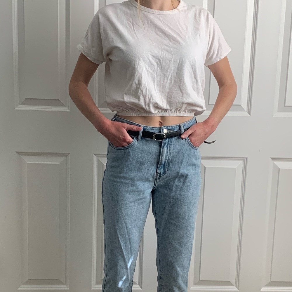 White cropped tee with scrunched bottom
